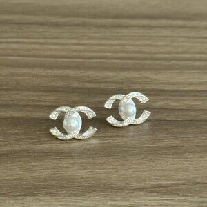 Elegant Silver Pearl Earrings Q583